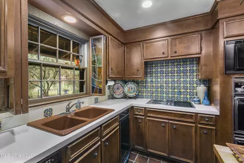 Kitchen - 305 Hand Dr, Flowood, MS 39232 photo 2 of 4