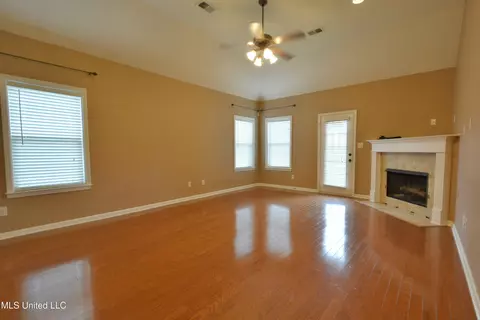 Living - 5798 E Bedford Loop, Southaven, MS 38672 photo 1 of 1