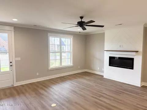 Living - 3453 Kreunen St, Nesbit, MS 38651 photo 1 of 4
