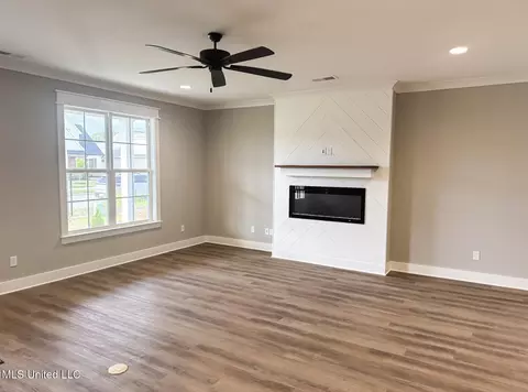 Living - 3453 Kreunen St, Nesbit, MS 38651 photo 2 of 4