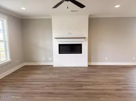 Living - 3453 Kreunen St, Nesbit, MS 38651 photo 3 of 4