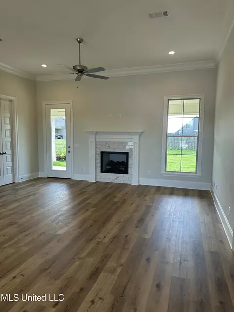464 Aurora Cir, Canton, MS 39046 photo 2