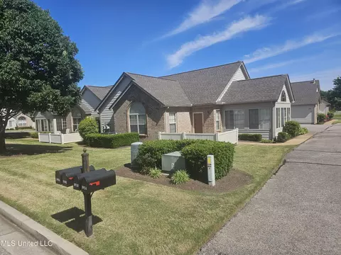 8906 Oak Branch Ln, Olive Branch, MS 38654