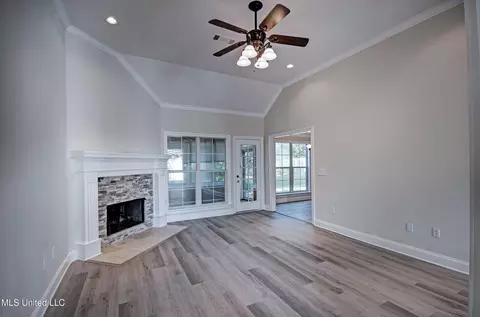 Living - 508 Jasmine Ct, Brandon, MS 39047 photo 1 of 3