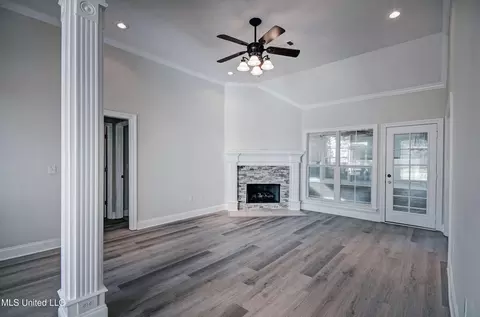 Living - 508 Jasmine Ct, Brandon, MS 39047 photo 2 of 3