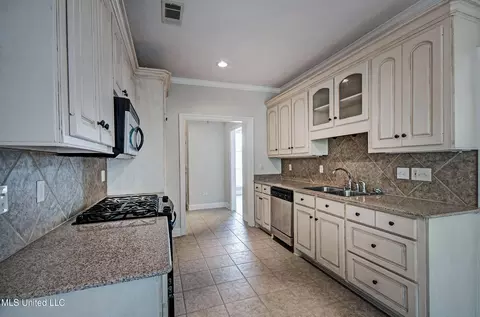 Kitchen - 508 Jasmine Ct, Brandon, MS 39047 photo 2 of 3