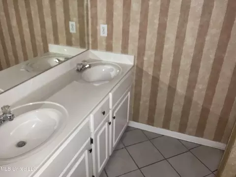 Bath - 552 Hillandale Dr, Jackson, MS 39212 photo 2 of 3