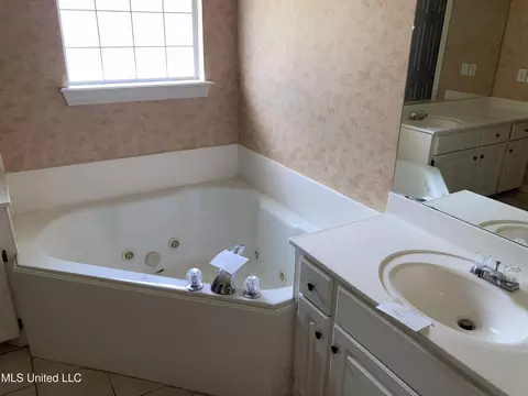 Bath - 552 Hillandale Dr, Jackson, MS 39212 photo 1 of 3