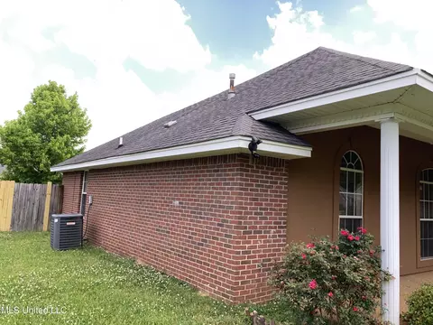Exterior - 552 Hillandale Dr, Jackson, MS 39212 photo 2 of 3