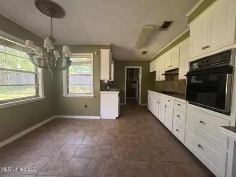 210 Swan Lake Dr, Jackson, MS 39212 photo 3