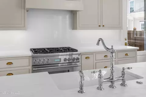 Kitchen - 102 Commonwealth Dr, Madison, MS 39110 photo 5 of 10