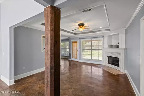 Living - 500 Silverleaf Xing, Brandon, MS 39047 photo 2 of 3