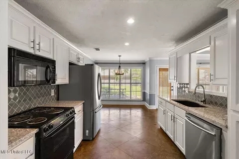 Kitchen - 500 Silverleaf Xing, Brandon, MS 39047 photo 1 of 2