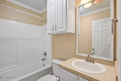 Bath - 500 Silverleaf Xing, Brandon, MS 39047 photo 3 of 3