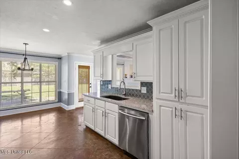Kitchen - 500 Silverleaf Xing, Brandon, MS 39047 photo 2 of 2
