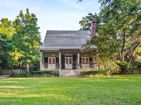 610 Saint Louis St, Pass Christian, MS 39571