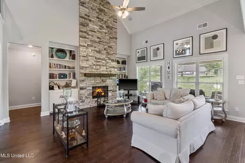 Living - 4624 E Bakers Trl, Nesbit, MS 38651 photo 1 of 1