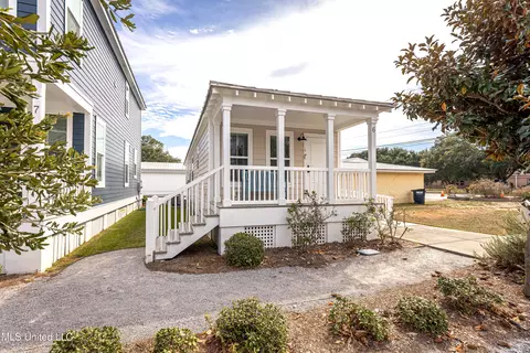2207 Government St #6, Ocean Springs, MS 39564
