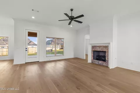 Living - 124 Lakecrest Dr, Madison, MS 39110 photo 2 of 5