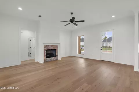 Living - 124 Lakecrest Dr, Madison, MS 39110 photo 3 of 5
