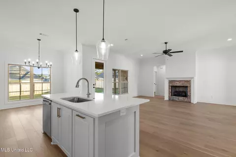 Living - 124 Lakecrest Dr, Madison, MS 39110 photo 5 of 5