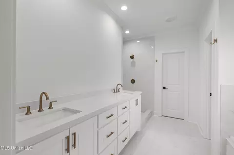 Bath - 124 Lakecrest Dr, Madison, MS 39110 photo 1 of 6