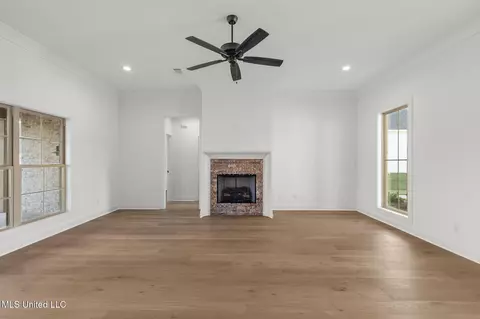 Living - 124 Lakecrest Dr, Madison, MS 39110 photo 1 of 5
