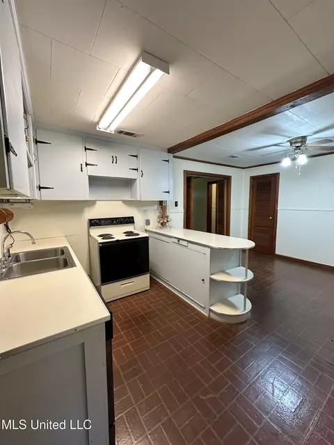 Kitchen - 46 Mullins Rd, Natchez, MS 39120 photo 1 of 2
