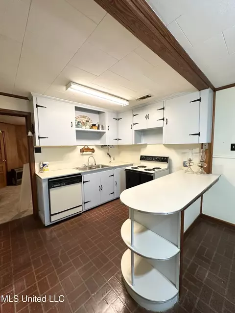 Kitchen - 46 Mullins Rd, Natchez, MS 39120 photo 2 of 2