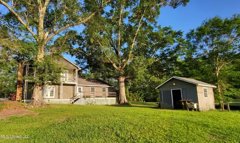 904 E Lakeshore Dr, Carriere, MS 39426