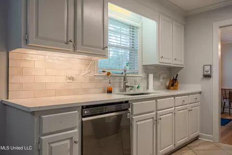 Kitchen - 200 Devonport Cir, Raymond, MS 39154 photo 4 of 5