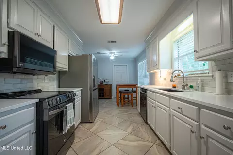 Kitchen - 200 Devonport Cir, Raymond, MS 39154 photo 2 of 5