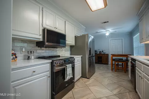 Kitchen - 200 Devonport Cir, Raymond, MS 39154 photo 3 of 5