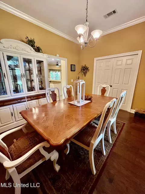Dining - 415 Greenbriar St, Brandon, MS 39047 photo 5 of 5