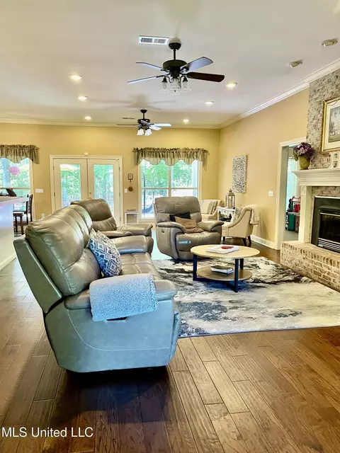 Living - 415 Greenbriar St, Brandon, MS 39047 photo 3 of 6