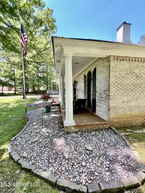 Exterior - 415 Greenbriar St, Brandon, MS 39047 photo 7 of 23