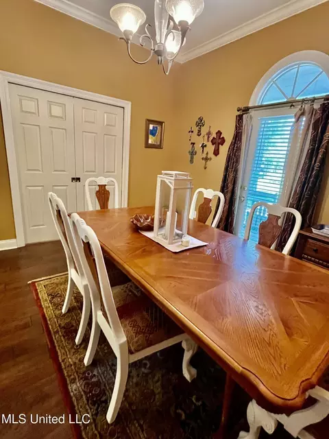 Dining - 415 Greenbriar St, Brandon, MS 39047 photo 4 of 5