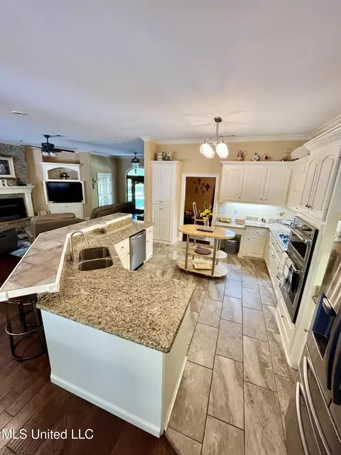 Kitchen - 415 Greenbriar St, Brandon, MS 39047 photo 5 of 5