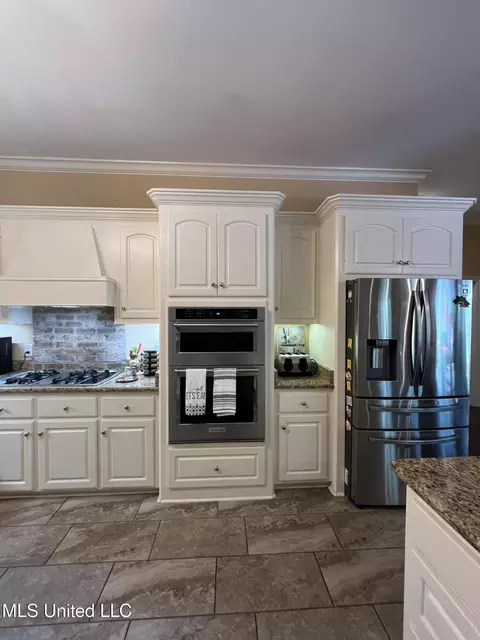 Kitchen - 415 Greenbriar St, Brandon, MS 39047 photo 3 of 5