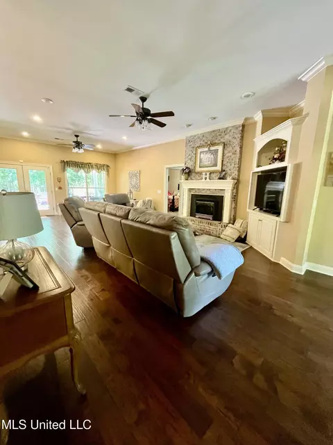 Living - 415 Greenbriar St, Brandon, MS 39047 photo 6 of 6