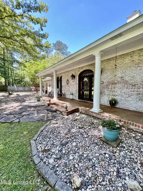 Exterior - 415 Greenbriar St, Brandon, MS 39047 photo 6 of 23