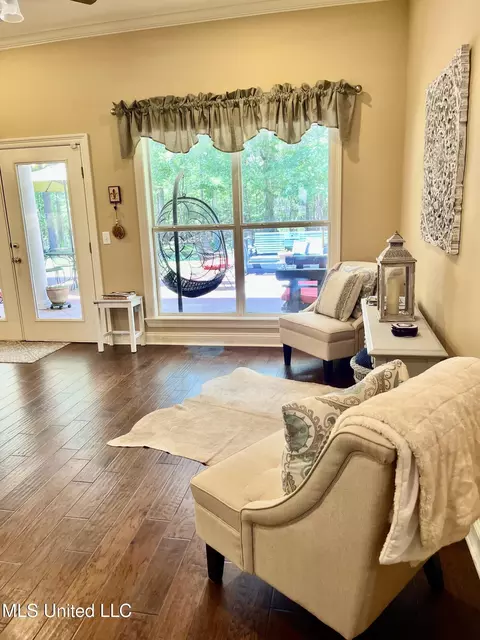 Living - 415 Greenbriar St, Brandon, MS 39047 photo 2 of 6