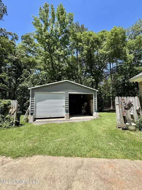 Exterior - 415 Greenbriar St, Brandon, MS 39047 photo 13 of 23