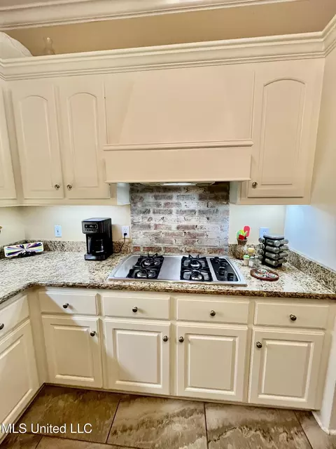 Kitchen - 415 Greenbriar St, Brandon, MS 39047 photo 2 of 5