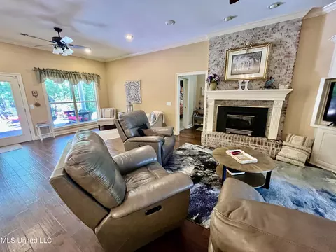 Living - 415 Greenbriar St, Brandon, MS 39047 photo 5 of 6