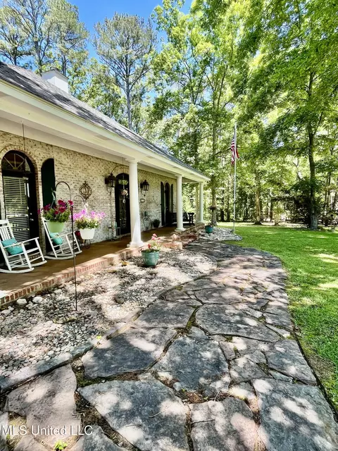 Exterior - 415 Greenbriar St, Brandon, MS 39047 photo 10 of 23
