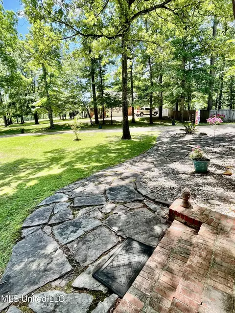 Exterior - 415 Greenbriar St, Brandon, MS 39047 photo 8 of 23