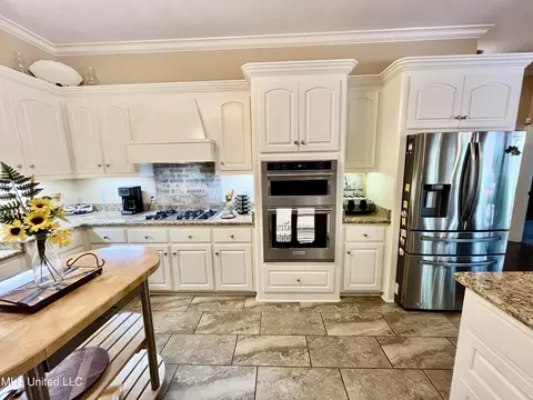 Kitchen - 415 Greenbriar St, Brandon, MS 39047 photo 4 of 5