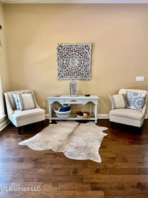 Living - 415 Greenbriar St, Brandon, MS 39047 photo 1 of 6