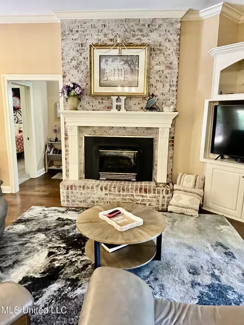 Living - 415 Greenbriar St, Brandon, MS 39047 photo 4 of 6
